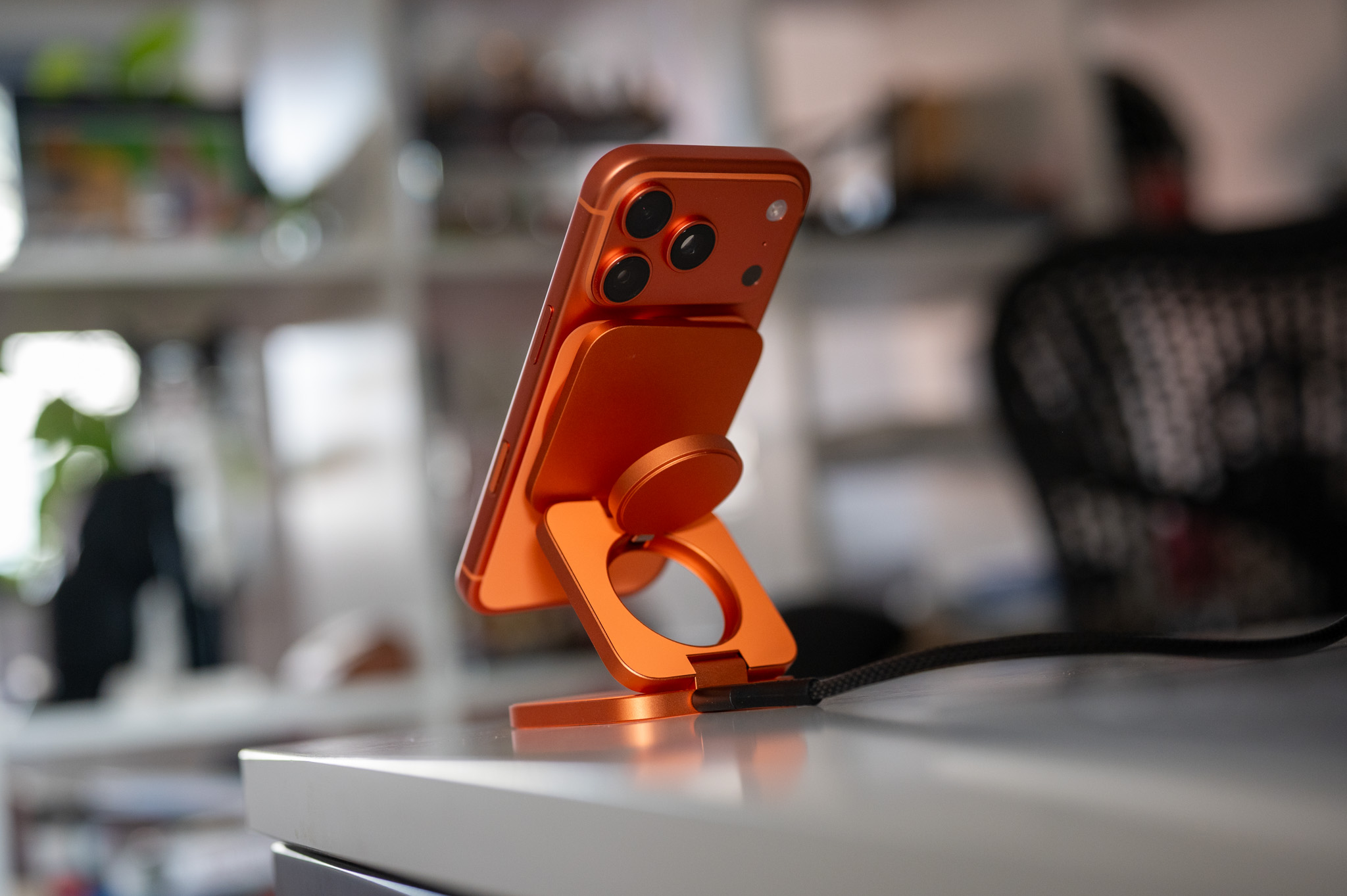 Recenze Cubenest 3v1 Qi2.2 SQ312 Ultra: Oranžová limitka, která ladí s iPhonem 17 Pro tak dokonale, že jí prostě chcete!