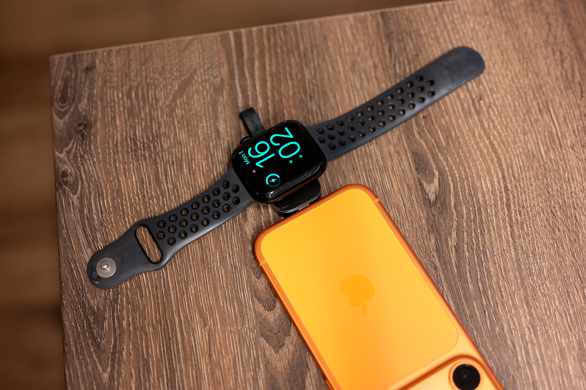 EPICO UltraBase Mini Watch Charger 6