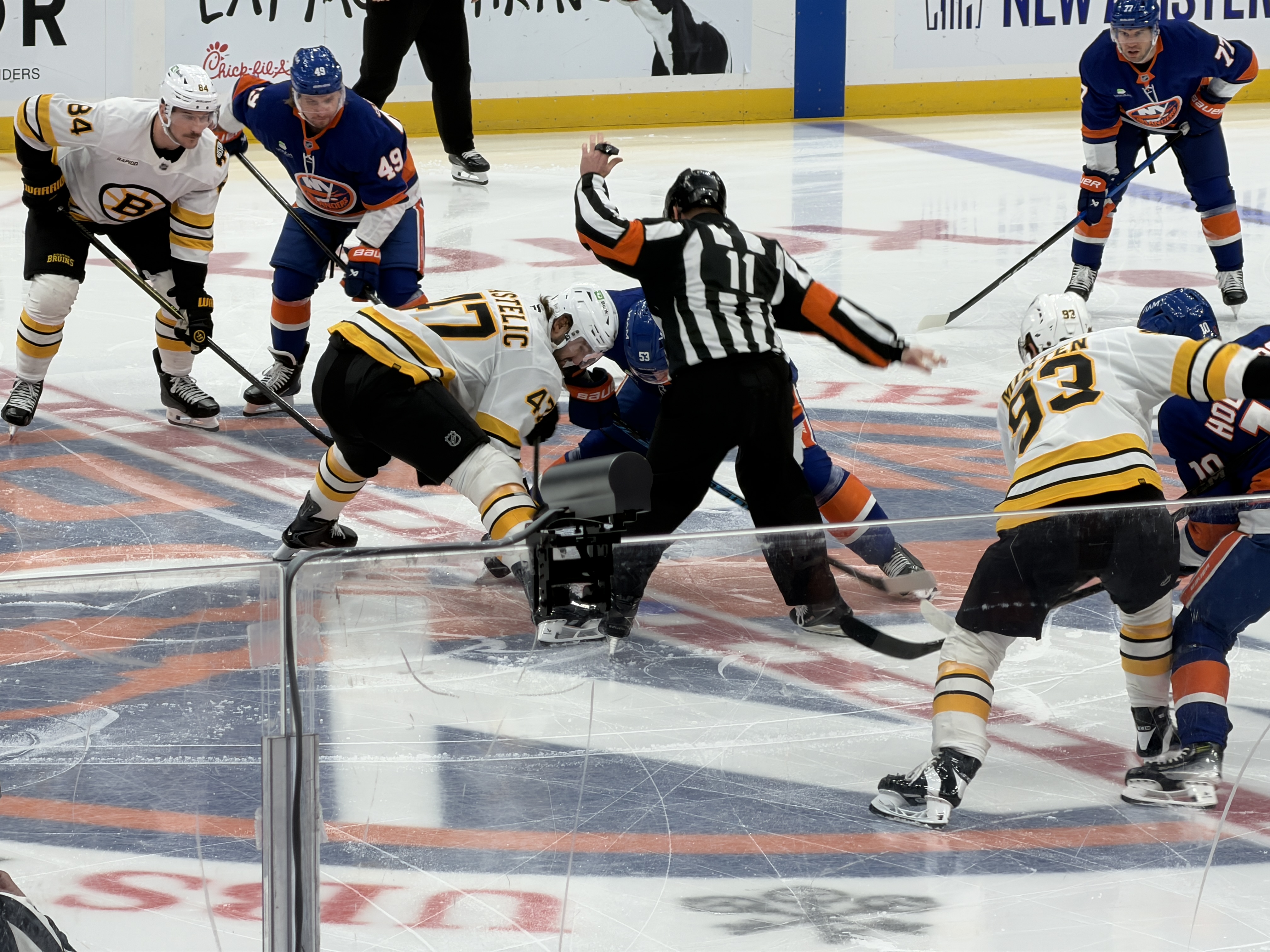 NHL New York Islanders vs Boston Bruins: legendární Pastrňák pohledem iPhone 17 Pro