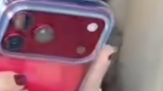 Bude tohle hit jara? Objevila se fotka záhadného červeného iPhone 17 Pro a vypadá fantasticky!