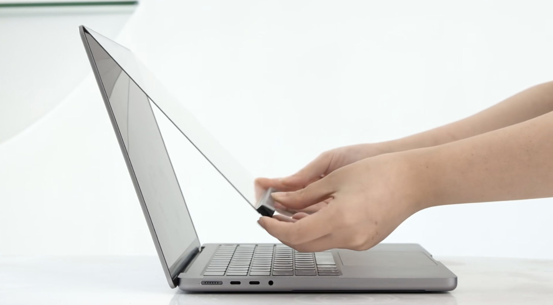 Toto příslušenství dodá MacBooku dotykový displej!