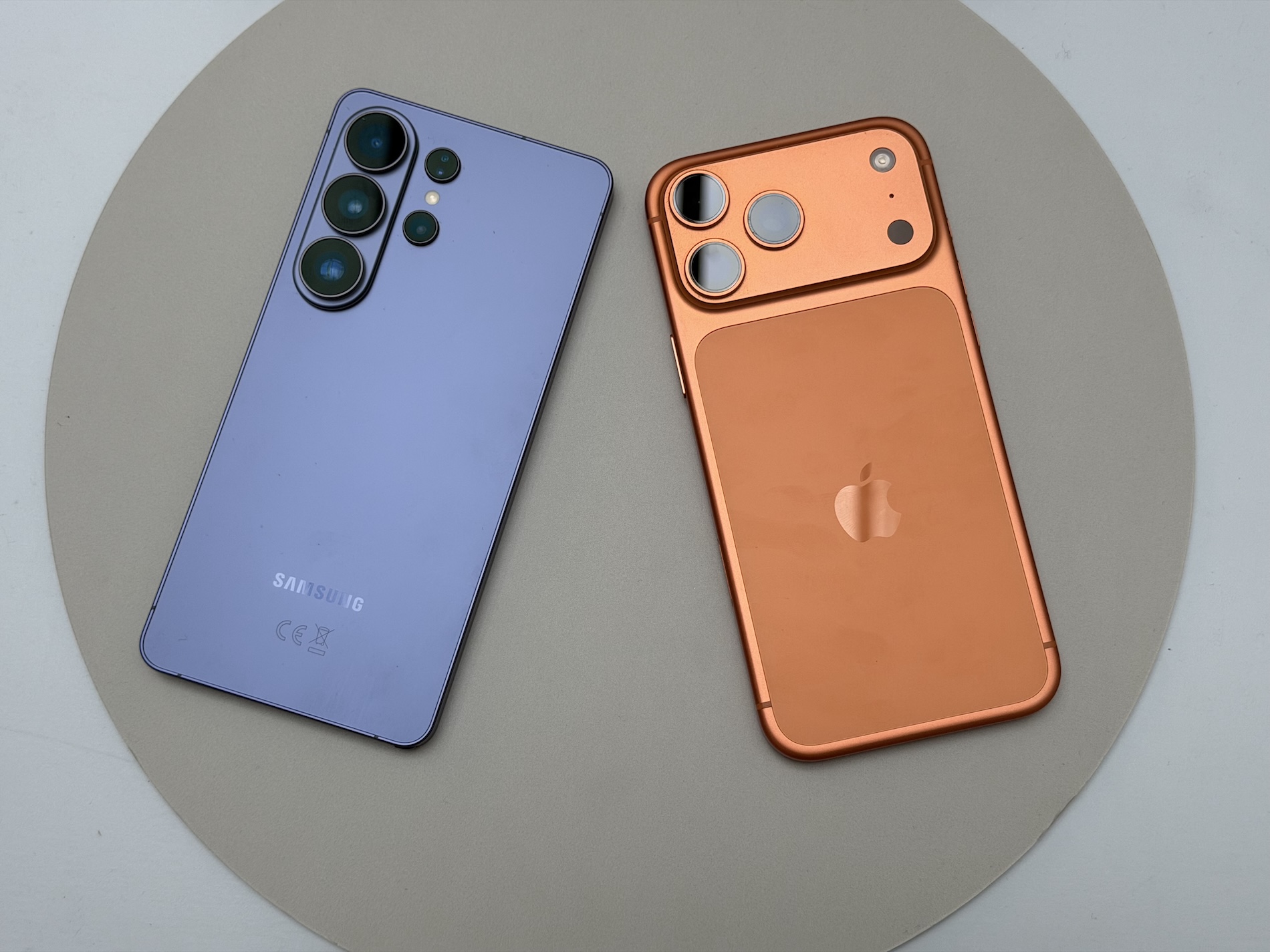 Srovnali jsme iPhone 17 Pro Max a Galaxy S26 Ultra: Samsung je lehčí a tenčí a má revoluční displej 