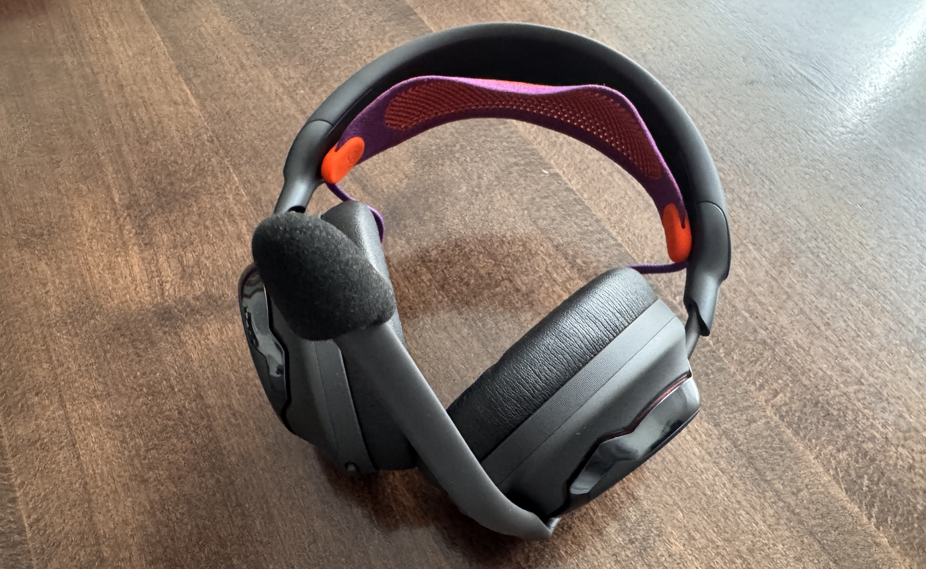 Recenze JBL Quantum 950: Herní bestie s prostorovým zvukem a „nekonečnou“ energií