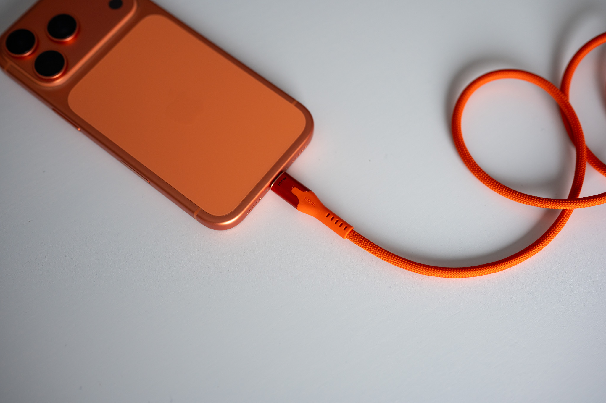 Recenze Statik MagStack Pro: Dopřejte vašemu iPhonu 17 Pro nabíjení v jeho barvě