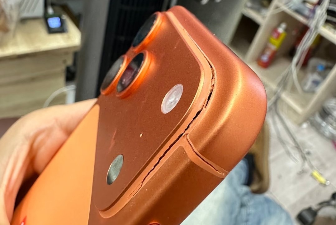 Rýsuje se nový průšvih? iPhony 17 Pro prý praskají kolem foťáku!