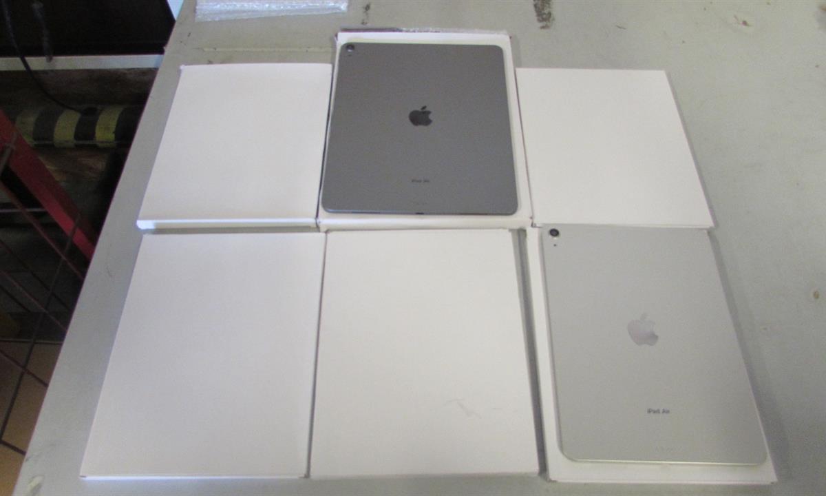 Do Česka mířily stovky padělků iPhonů a příslušenství. Celníci je zastavili na poslední chvíli