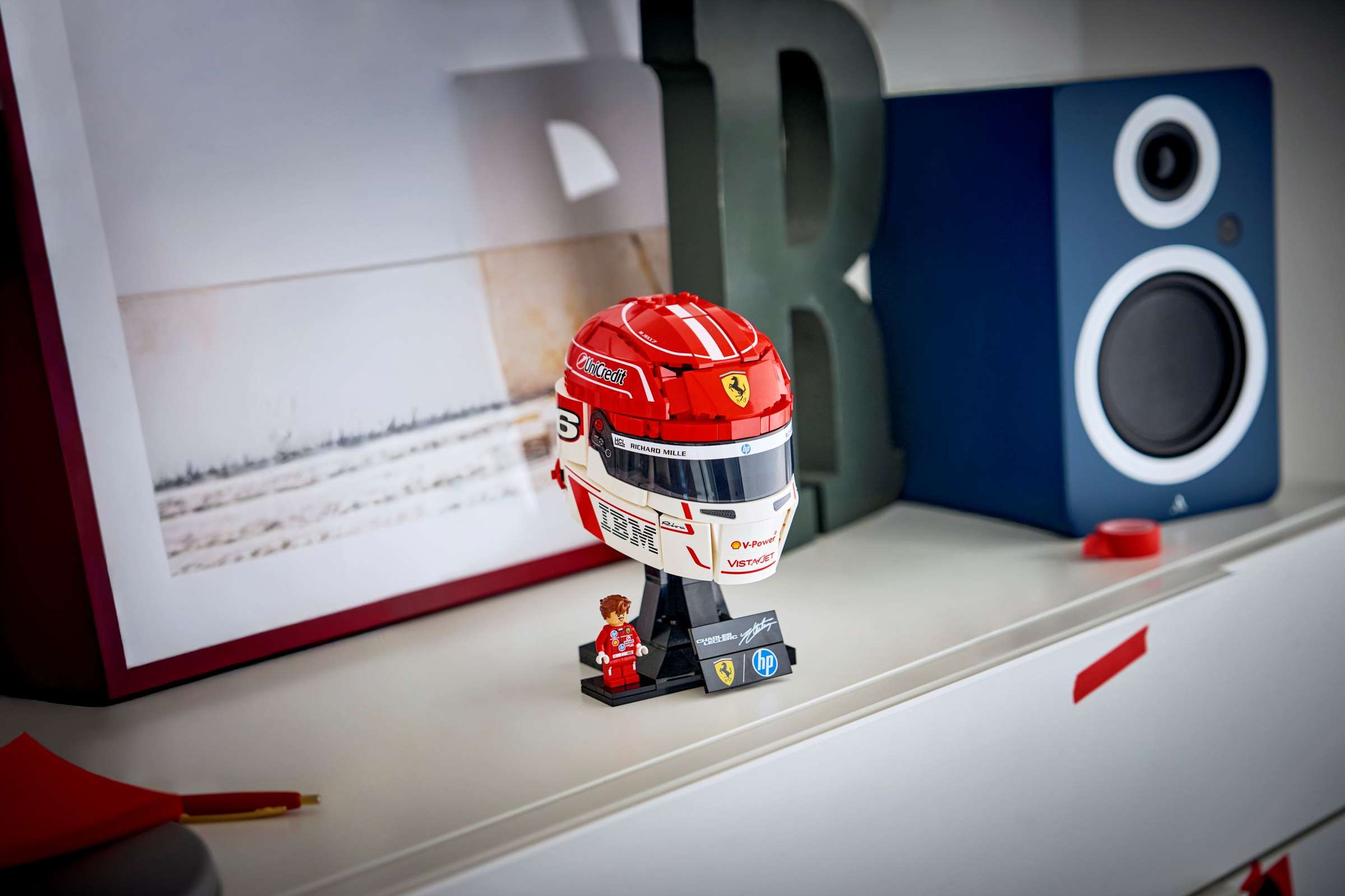 LEGO představuje klenot pro fanoušky F1: Helmy Hamiltona a Leclerca z Ferrari