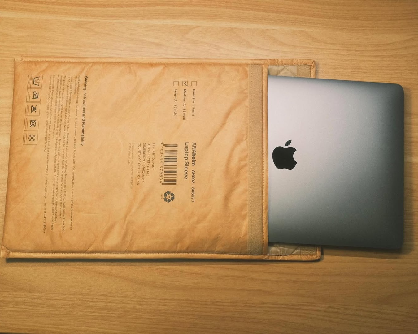 Po 18 letech jsme se dočkali! Tento obal vypadá přesně jako obálka ze které Steve Jobs vytáhl MacBook Air