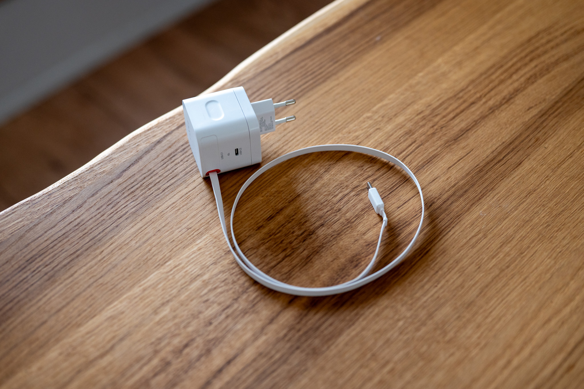 Recenze FIXED GaN Charger 65W se samonavíjecím kabelem: Když nabíječka dostane nový rozměr