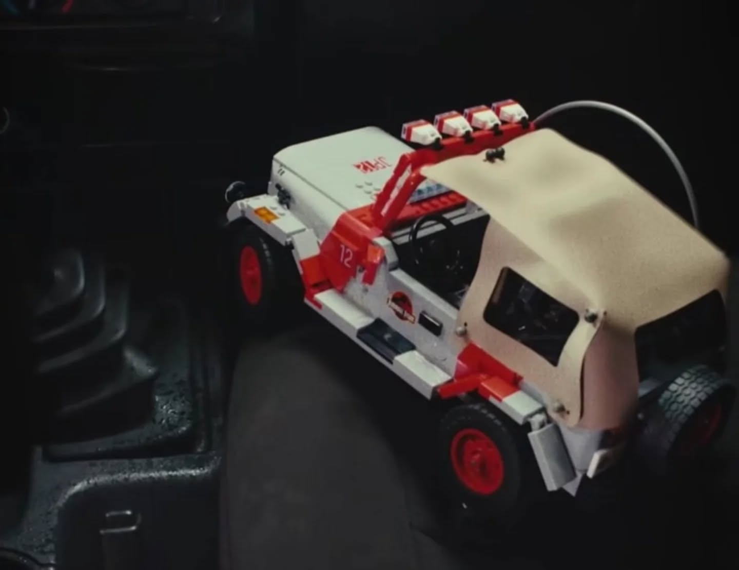 LEGO odhaluje ikonický Jeep z Jurského parku! Fanoušky čeká další sběratelská lahůdka
