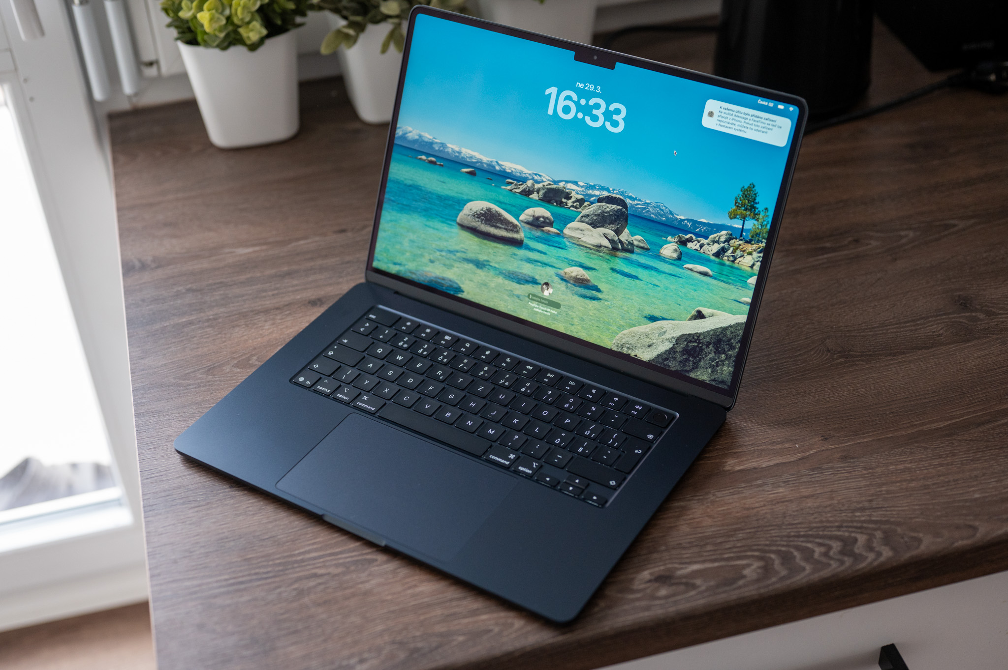 Apple jde proti proudu! Zatímco trh s notebooky padá, MacBooky mají růst