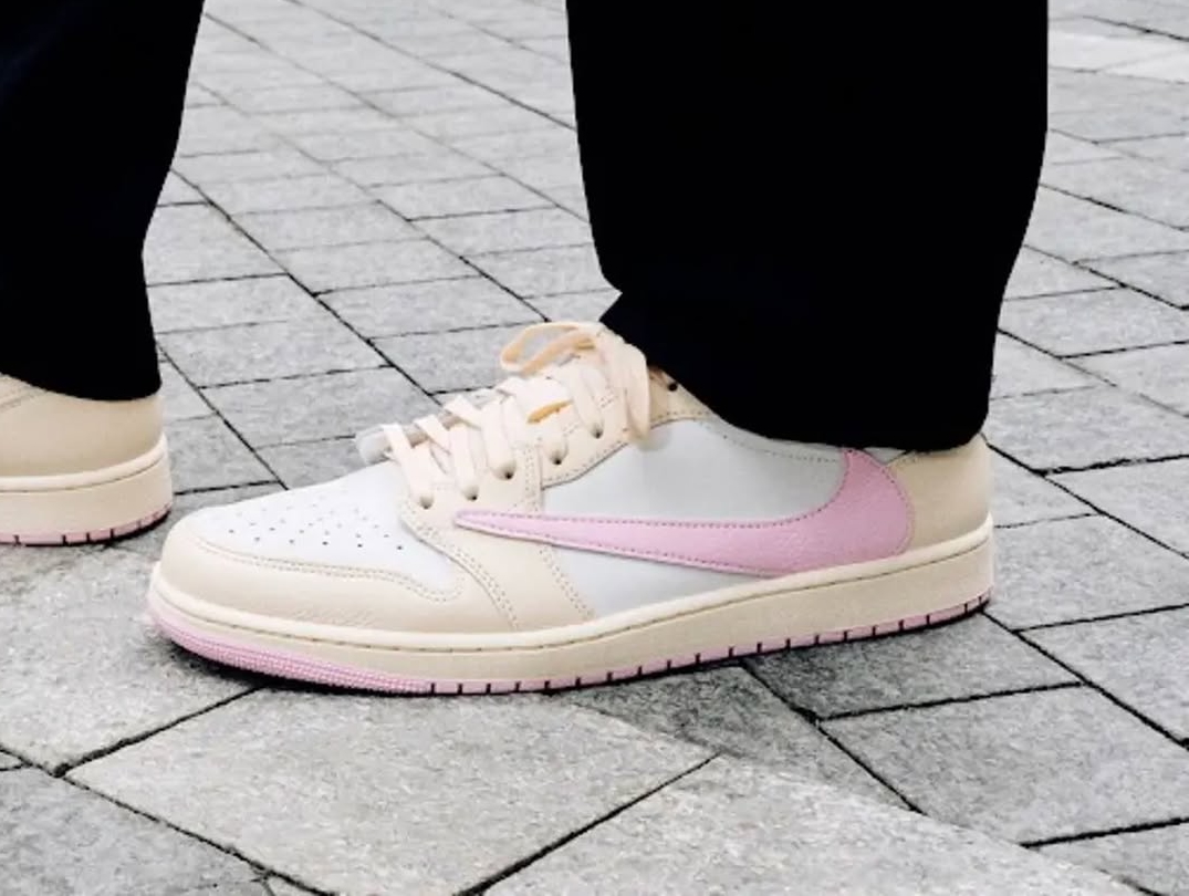 Tim Cook se ukázal v New Yorku v dosud nevydaných Nike Travis Scott „Pink“