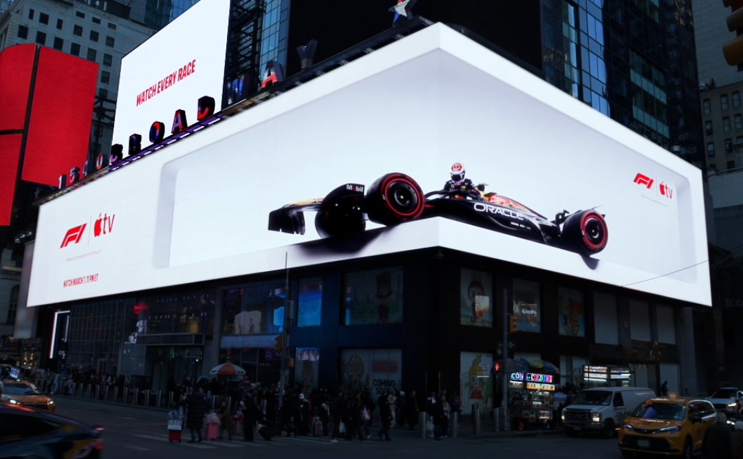 Apple začal na Time Square promítat reklamu na F1 na Apple TV