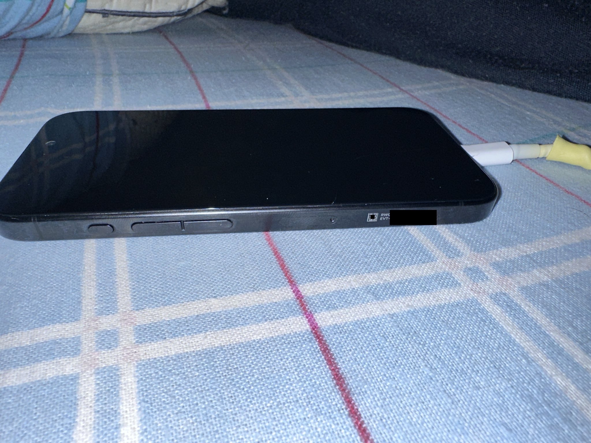 Unikly fotky vzácného prototypu iPhonu 15 Pro! Odhalují zrušená haptická tlačítka