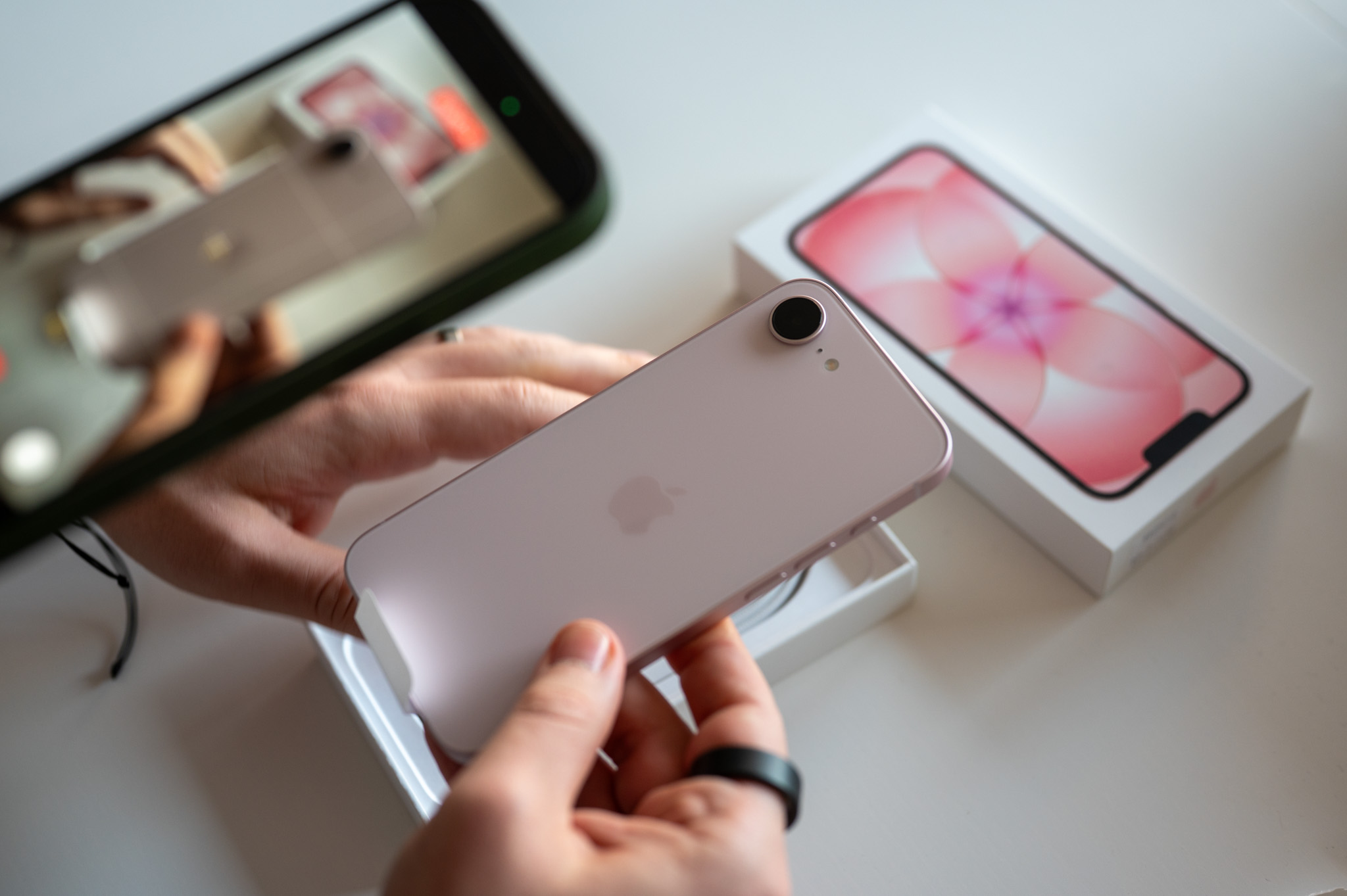 Začínáme testovat iPhone 17e a toto jsou naše první dojmy a unboxing!