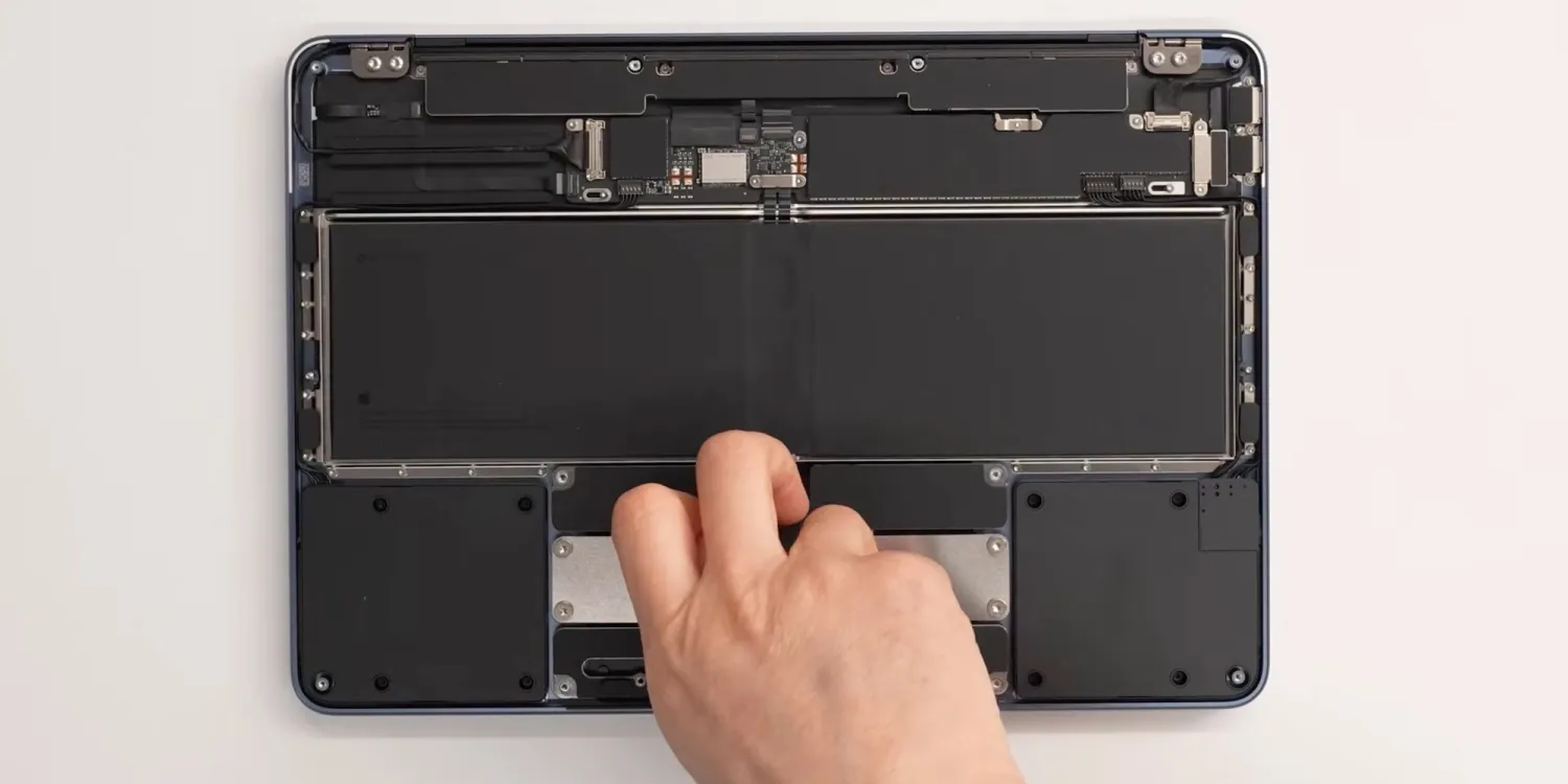 Podívejte se, jak vypadá nový MacBook Neo uvnitř