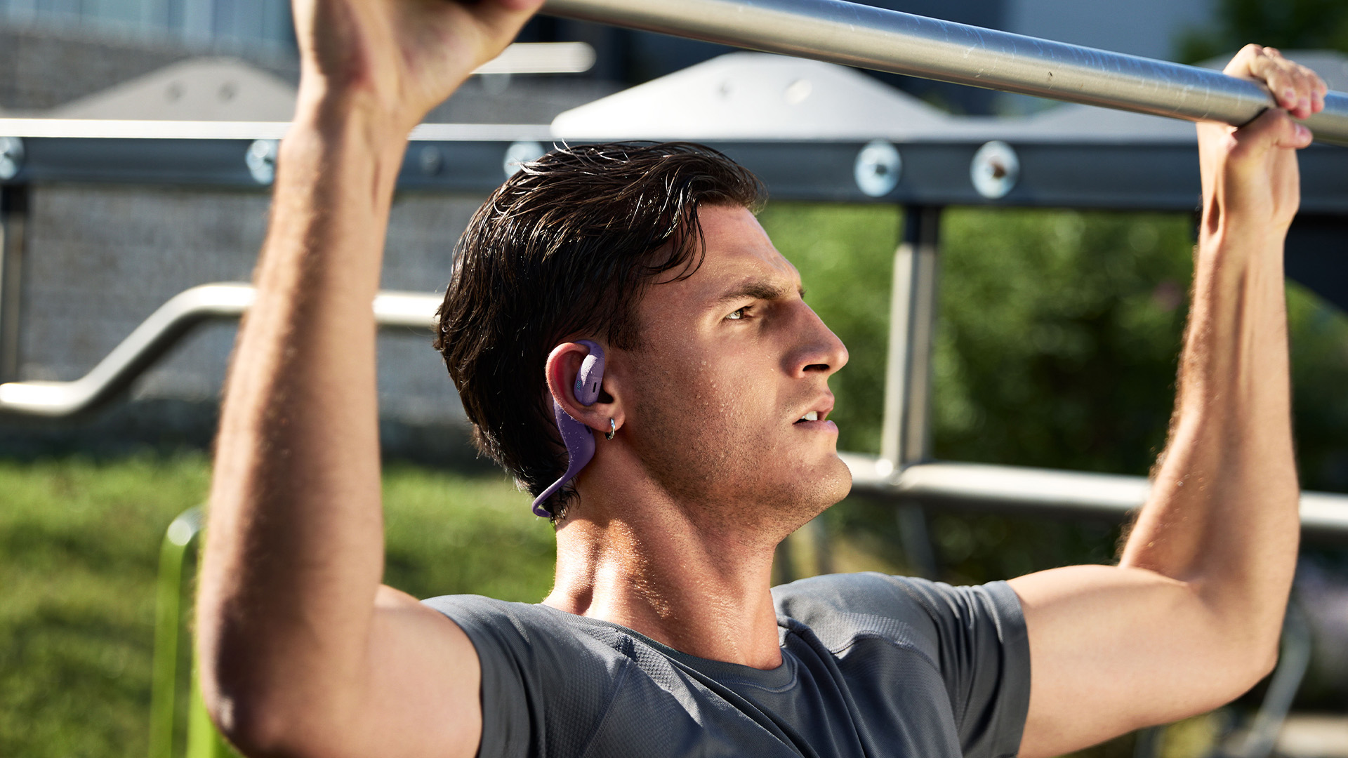 Odstartujte jaro se sportovními sluchátky, která drží v uších i v extrémních podmínkách