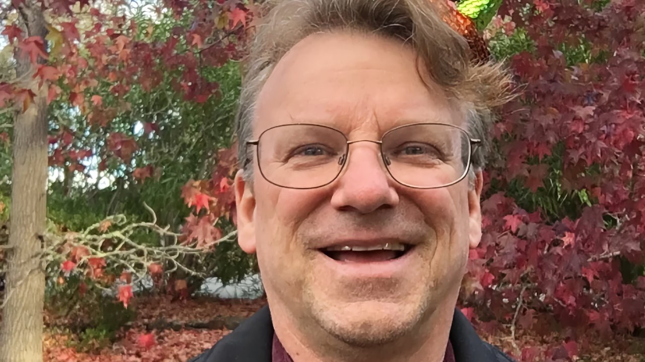 Zaměstnanec číslo 8: Příběh muže, který je v Applu nepřetržitě už téměř 50 let