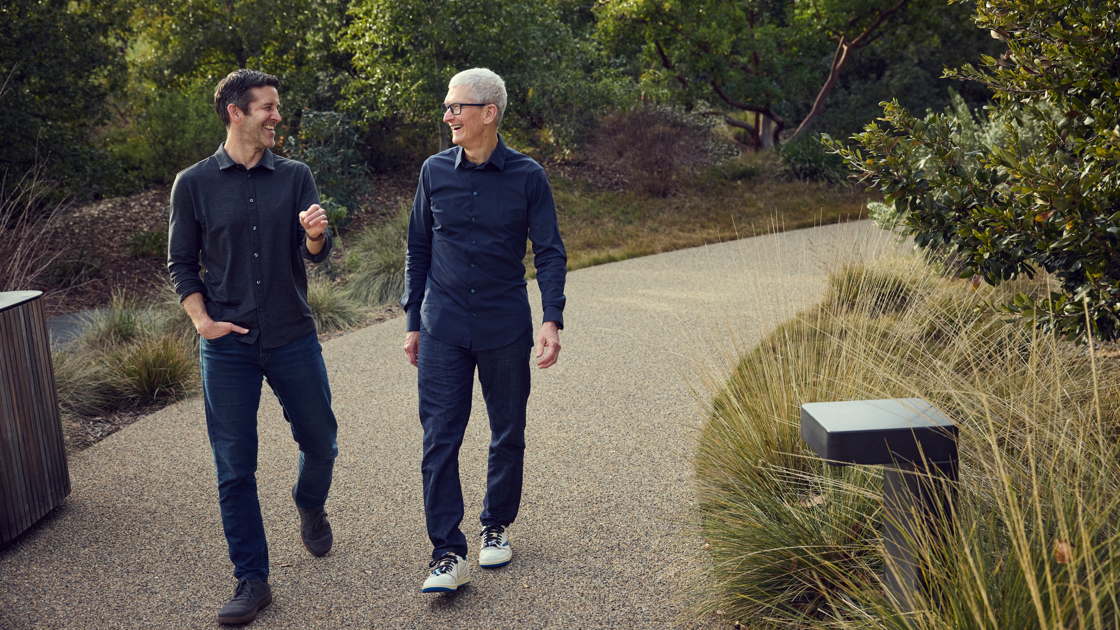 Apple John Ternus Tim Cook Full Bleed Image.jpg.xlarge 2x