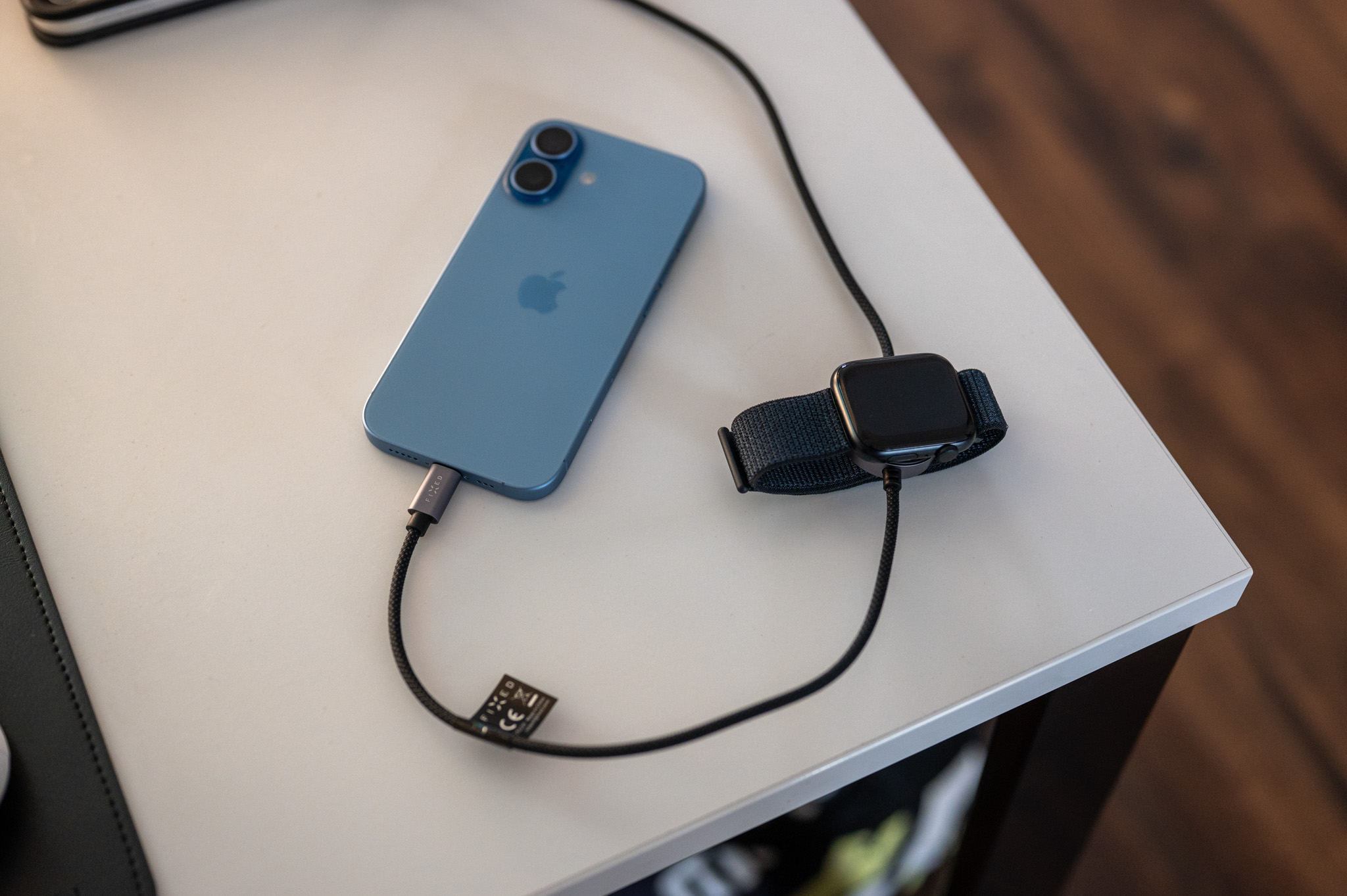 Recenze FIXED Power Watch Cable: Jediný kabel, který potřebujete pro nabití iPhonu a Apple Watch