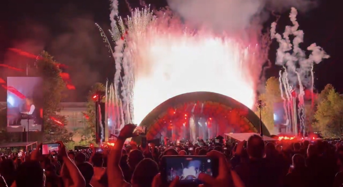 Paul McCartney rozezpíval Apple Park! Videa z koncertu k 50. výročí Applu stojí za to