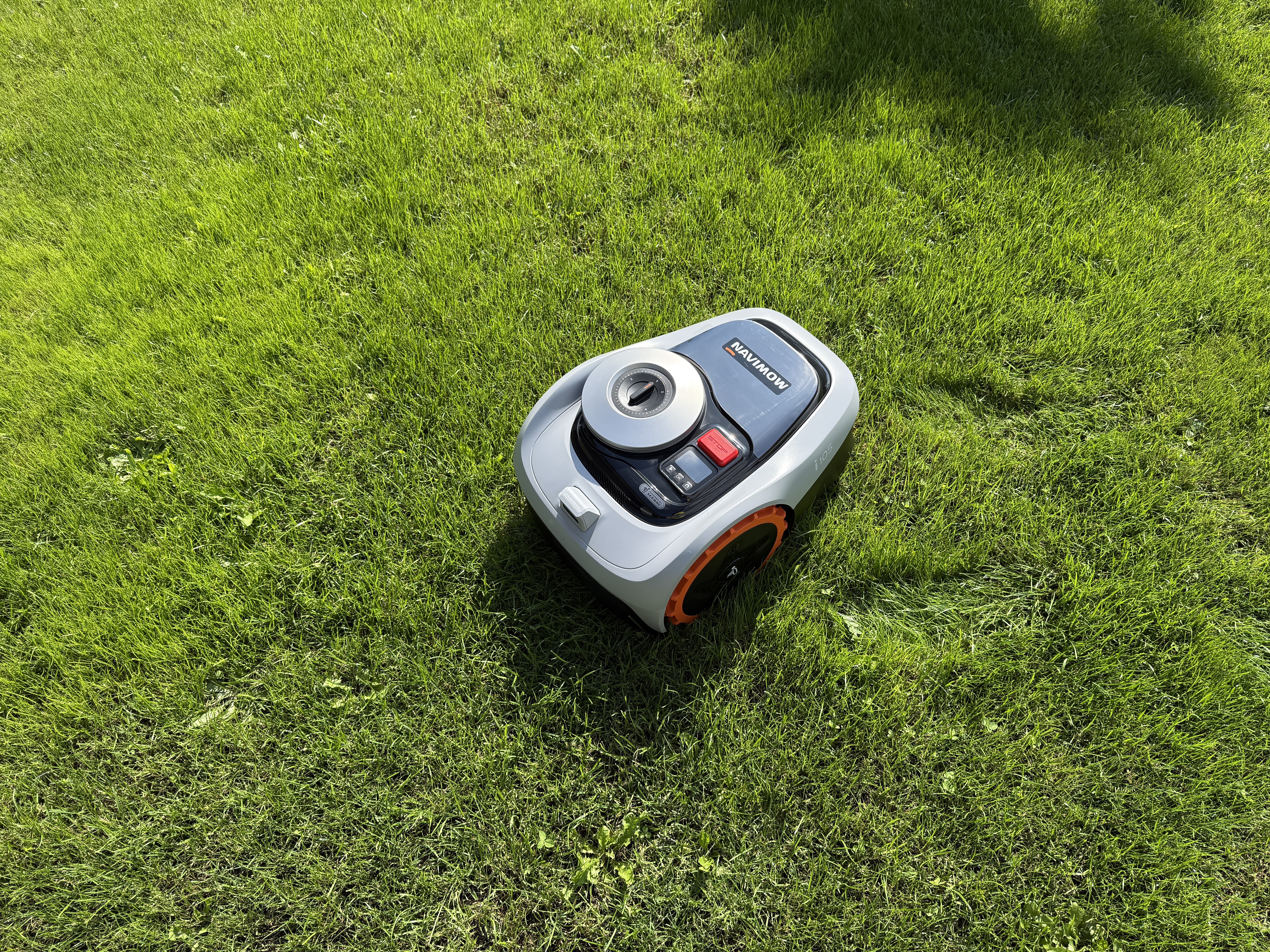 sekačka segway navimow i105e během sekání