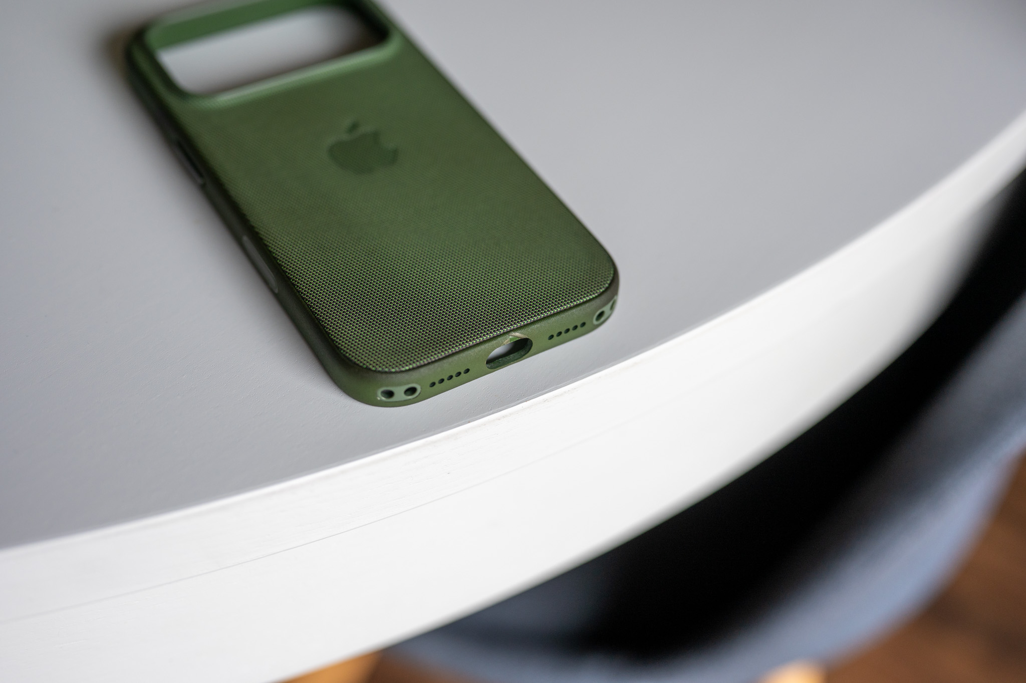 Nic se nevyrovná kůži aneb nový kryt Apple TechWoven pro iPhone 17 Pro jsem přechválil