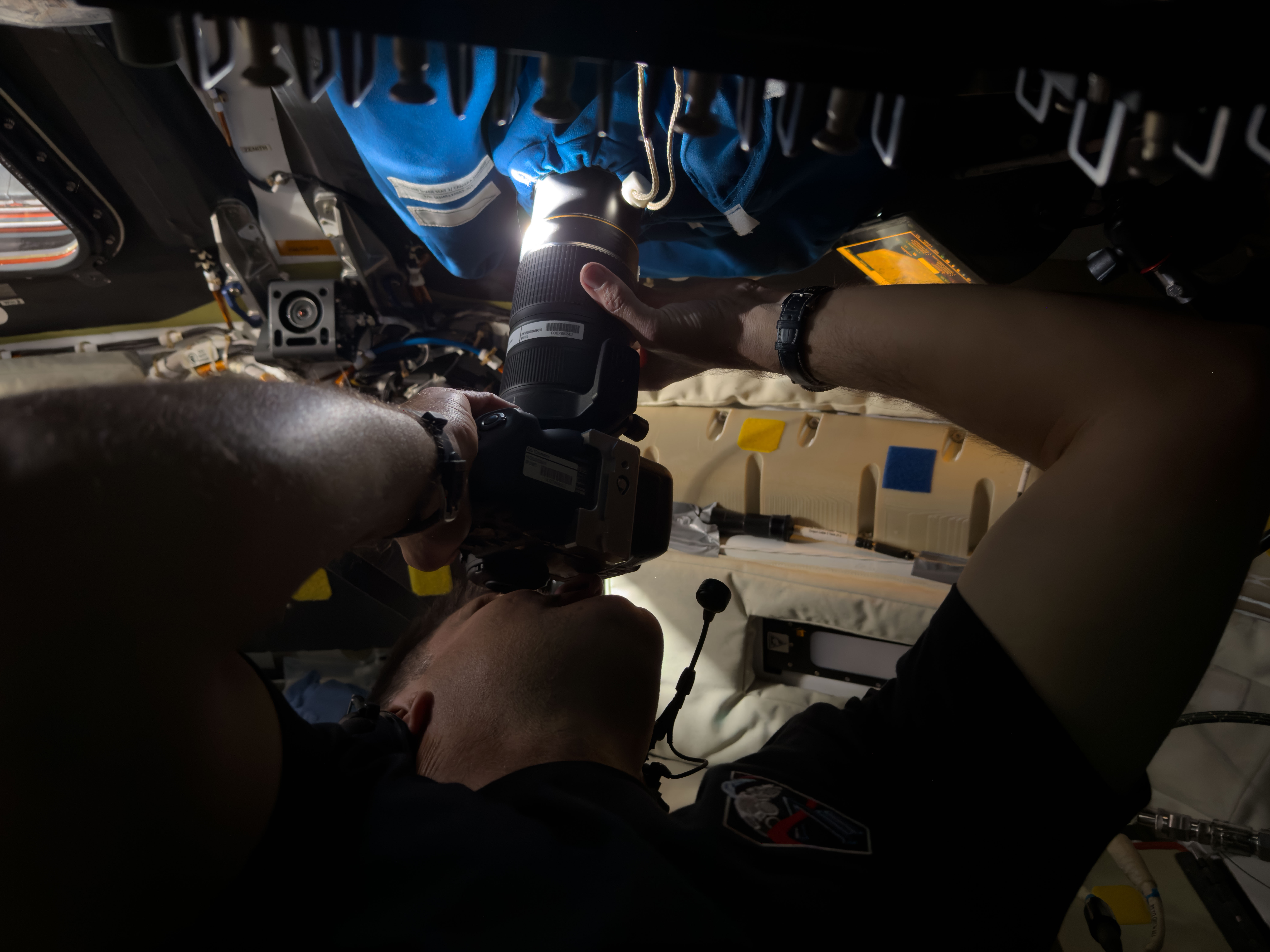 Týmová selfie i momentky: Podívejte se na další fotky astronautů z Artemis II focené iPhonem