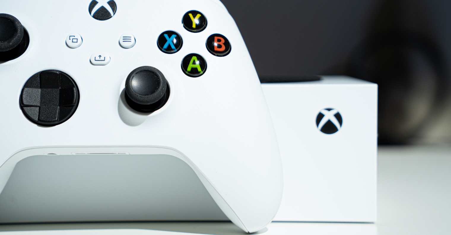 Alza zlevnila spoustu příslušenství pro PS5 a Xbox! Zlevnily ovladače, headsety i hry