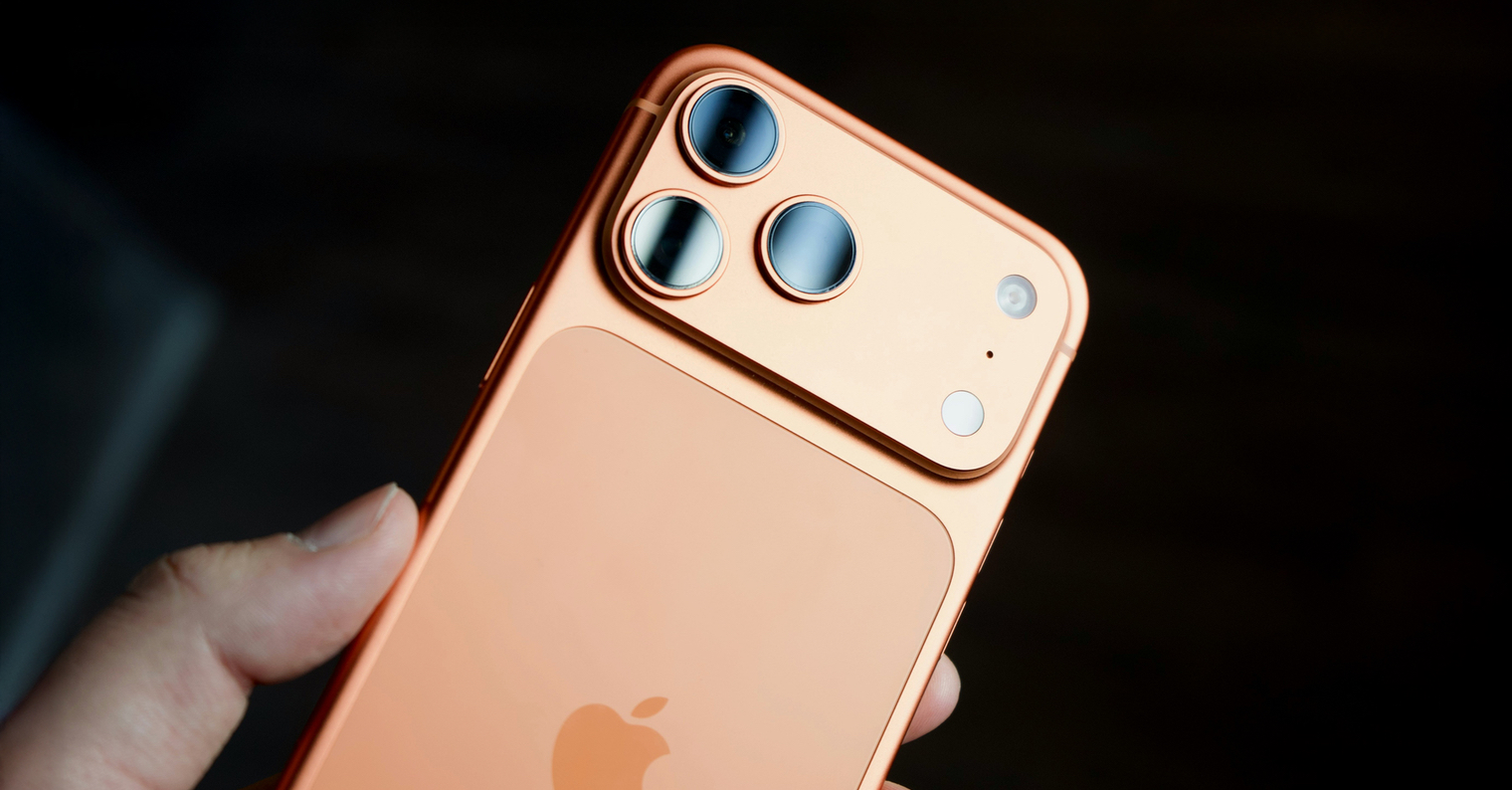1520 794 iPhone 17 Pro hand back