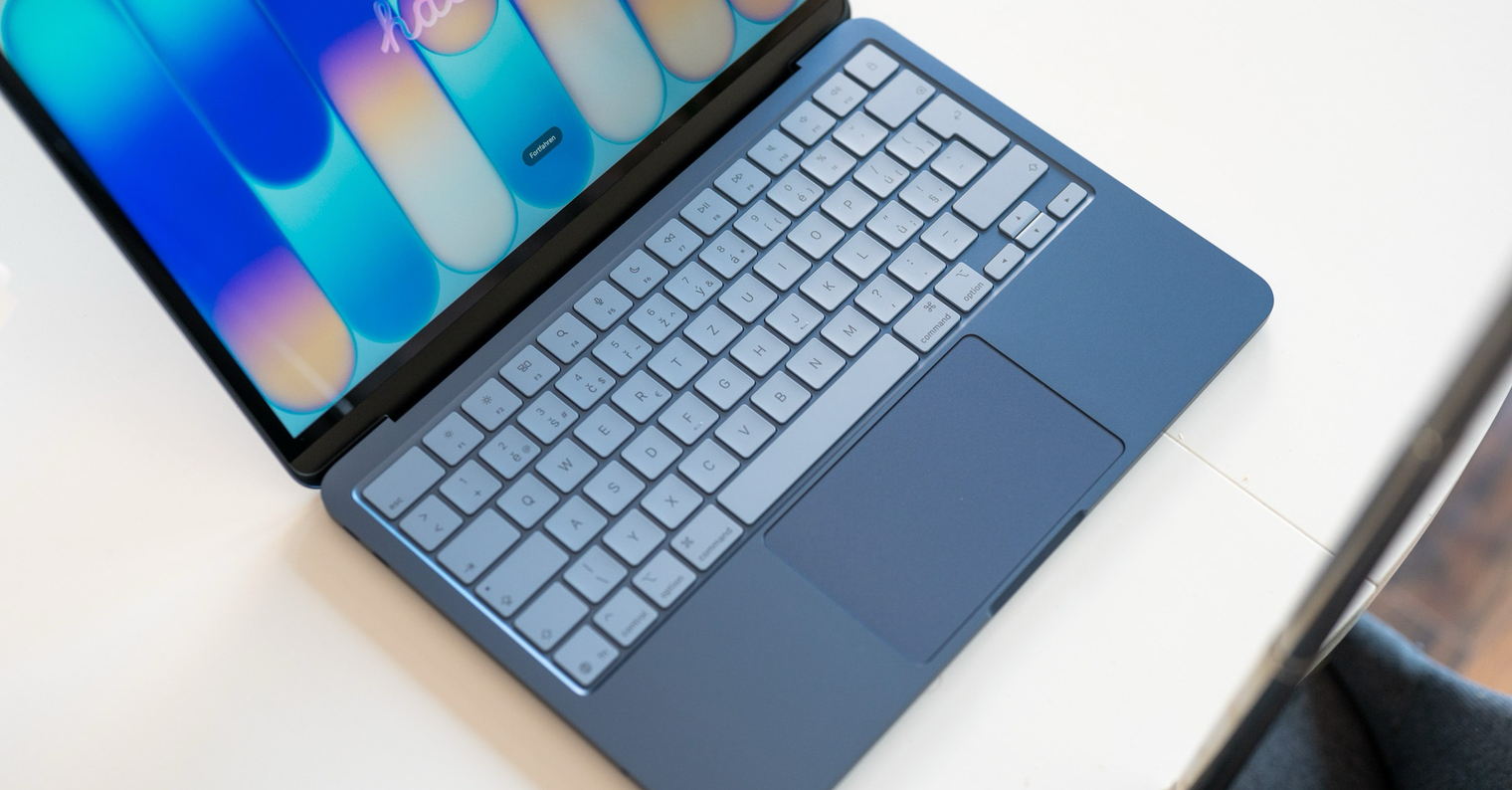 1520 794 MacBook Neo modry