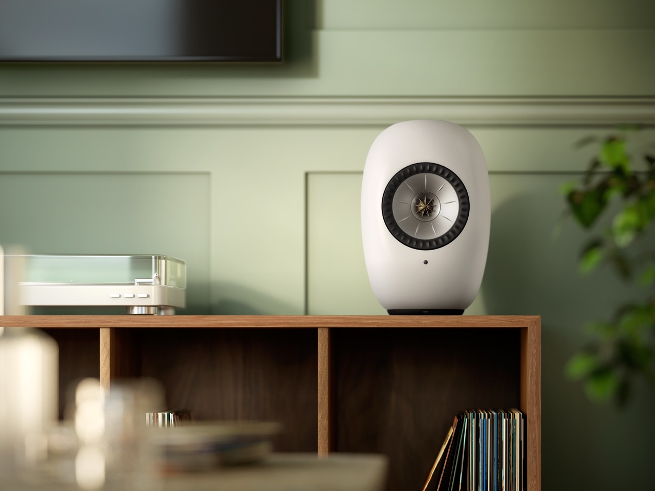 26 KEF LS LUXE Lifestyle Setting1 Mineral White Closeup (1) ve velké velikosti