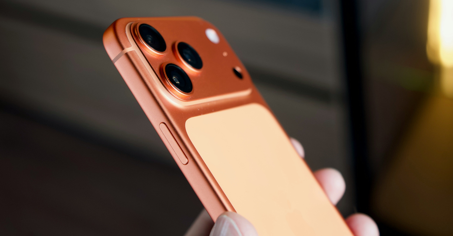 1520 794 iPhone 17 Pro in hand