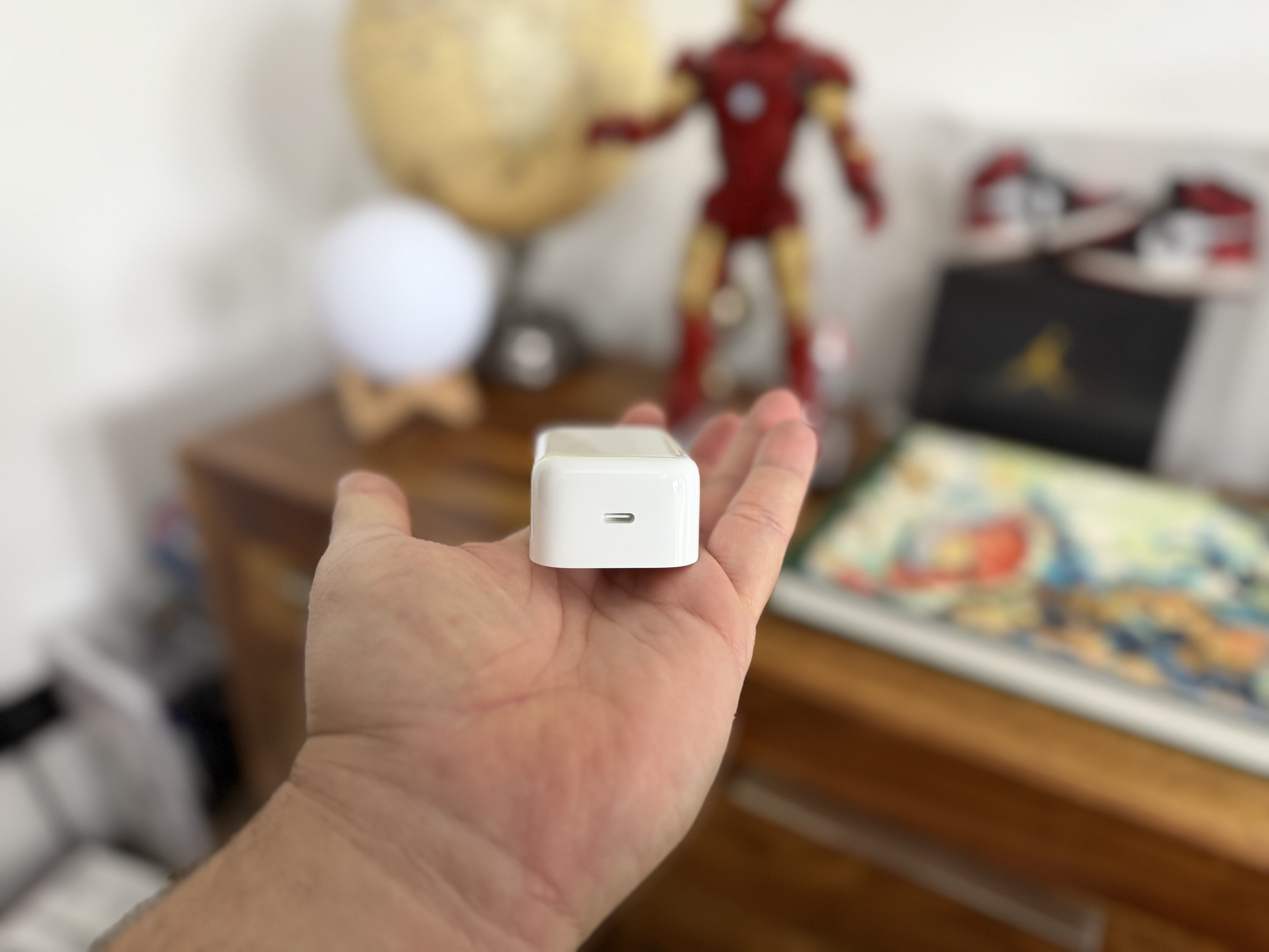 Apple 40W USB C Dynamic Powe usb hole